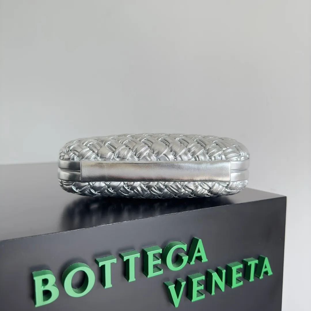 Batch 1860 BV Knot | The classic return of the evening bag. Original leather ➕ Stainless steel hardware ➕ 24k real gold plating ➕ Fully handmade. Those who know the history of our brand should have heard that the knot is a story of Bottega Veneta, and it is also one of the more important design elements. Matthieu Blazy's work this season sublimates Knot's classics, with a new knot design and a woven shoulder strap, plus Fouland Intreccio's weaving technology, adding some fashion to the retro and nostalgic feel of the past. Style number: 717622 Size: 20.5*6*12.5